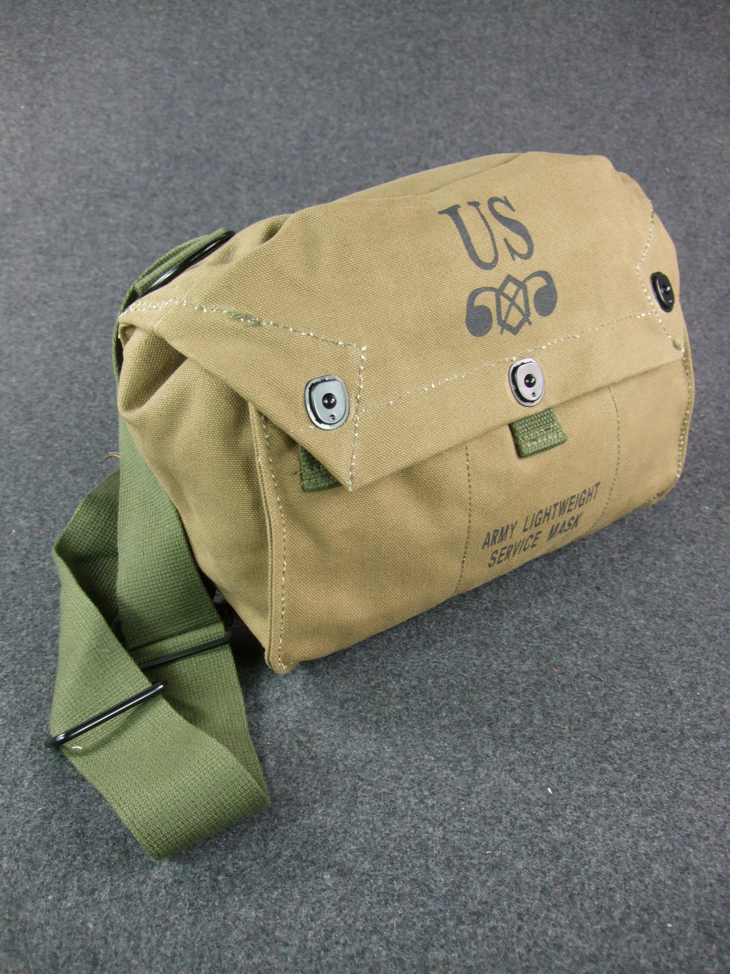 WW2 US Lightweight Service Gas Mask & Carrying Green
